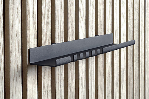 Zwarte wandplank met haakjes voor akoestisch paneel